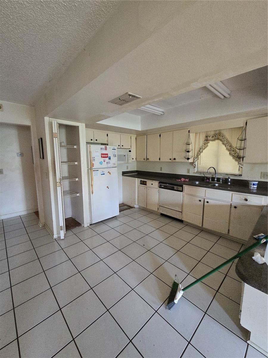Single Family Residence at 1406 MEADOW DR NE, WINTER HAVEN, photo 15 of 21
