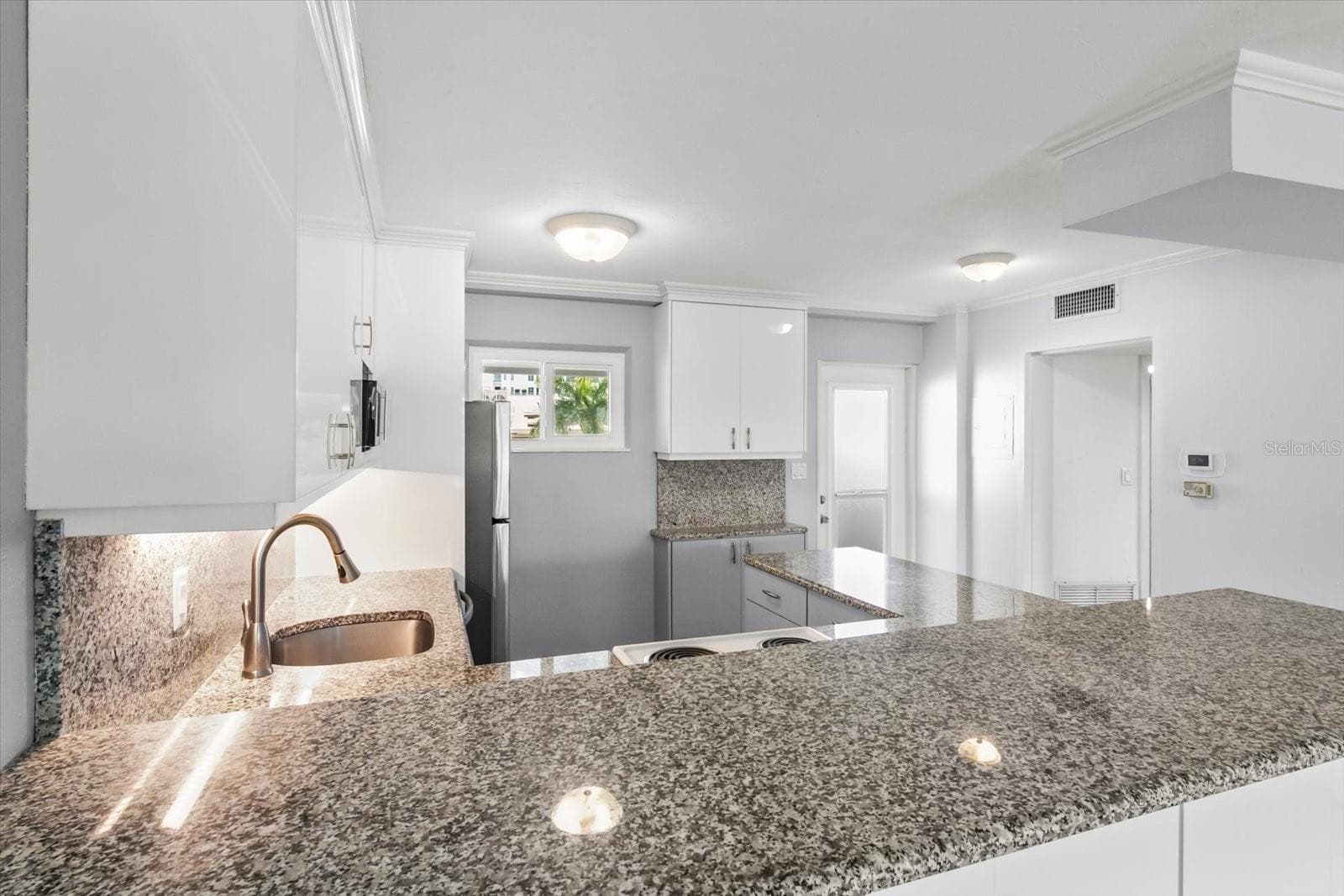 Condominium at 33 S GULFSTREAM AVE #307, SARASOTA, photo 9 of 24