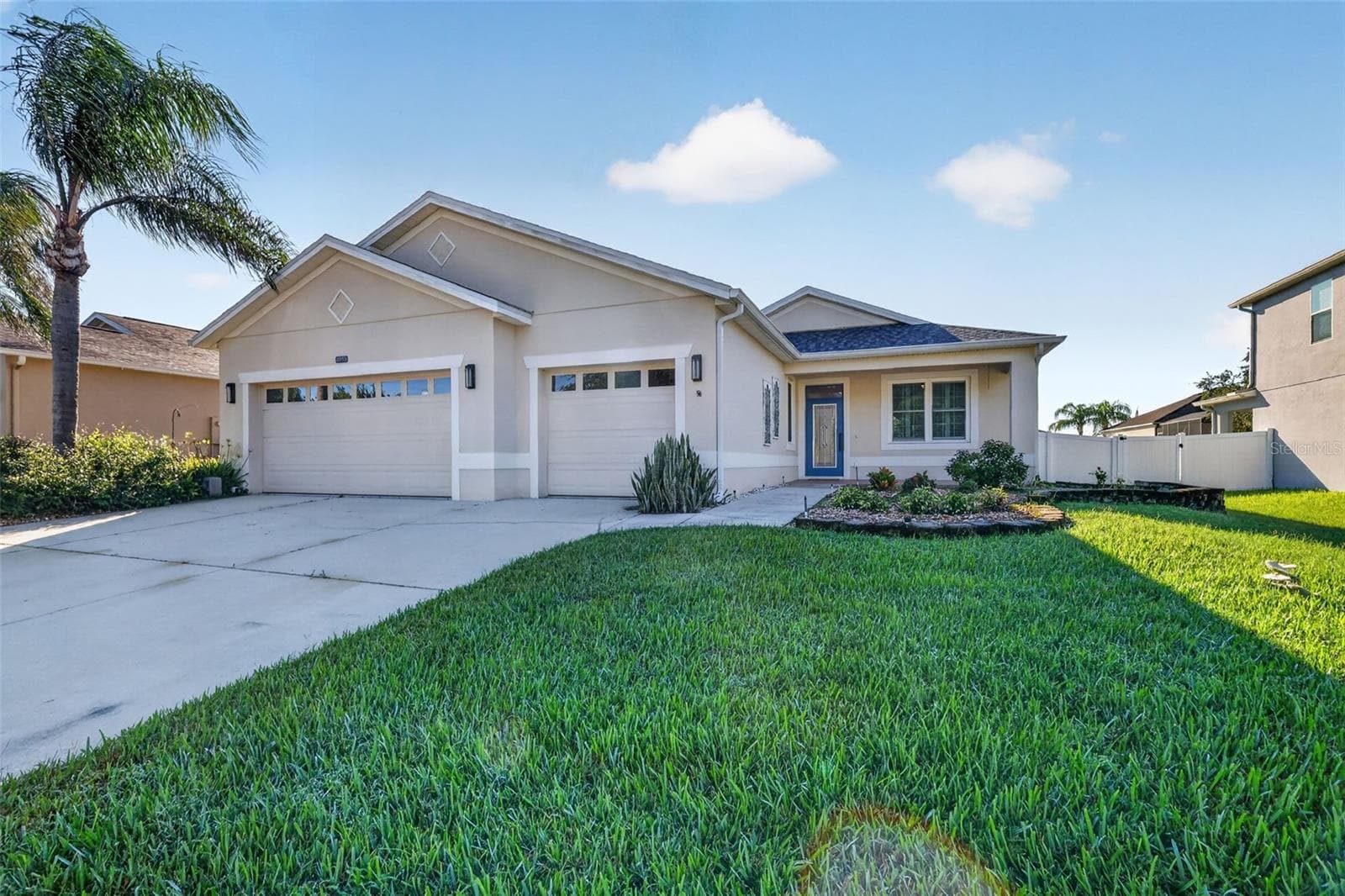 WOW a 3-car garage and lots of parking space in the driveway too! - 4913 ROYCE DR, MOUNT DORA