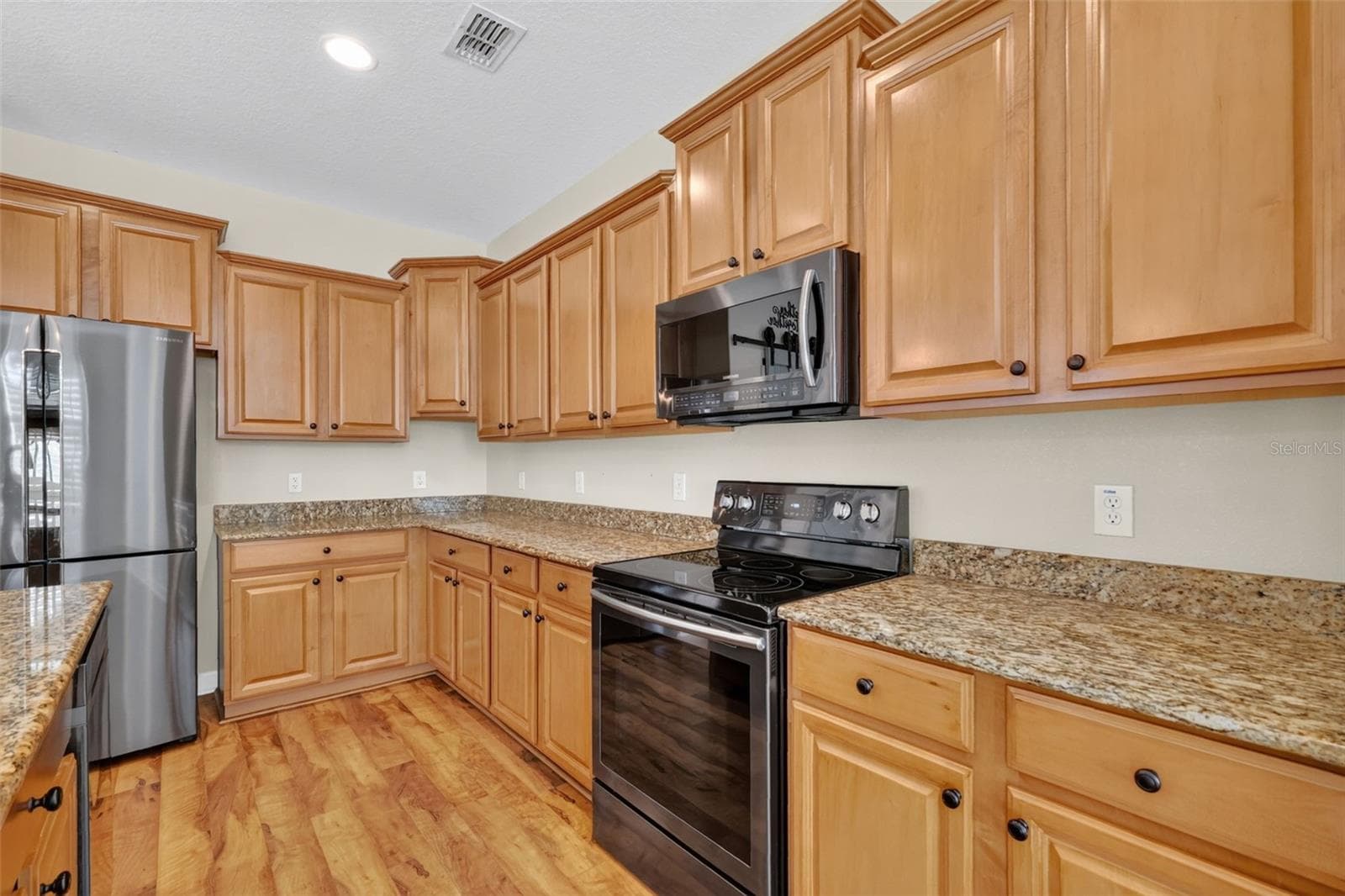 Samsung appliances with helpful features for cooking, warming, and baking ~ - 4913 ROYCE DR, MOUNT DORA