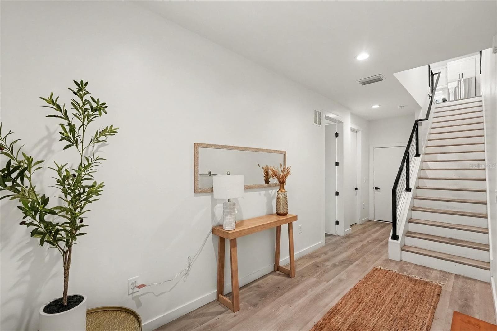 1st Floor Foyer - 102 W ADALEE ST #1, TAMPA