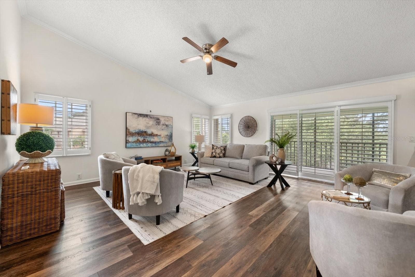 Spacious Family Room - 75 PELICAN PL, BELLEAIR
