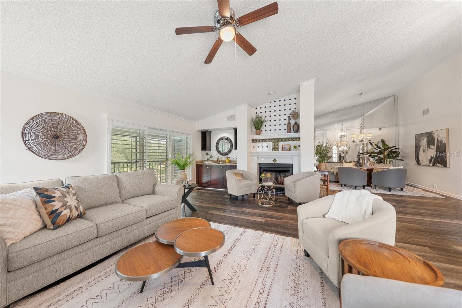 Spacious Family Room - 75 PELICAN PL, BELLEAIR