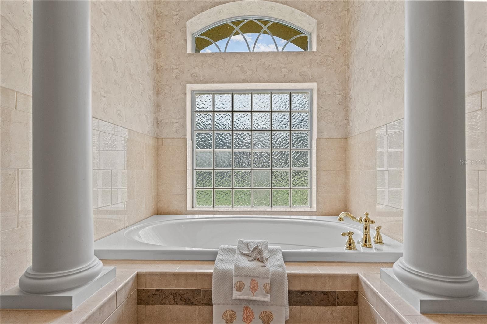 Primary Bathroom-Soaking Tub View - 1025 W HAMPSTEAD LANE LN, ORMOND BEACH