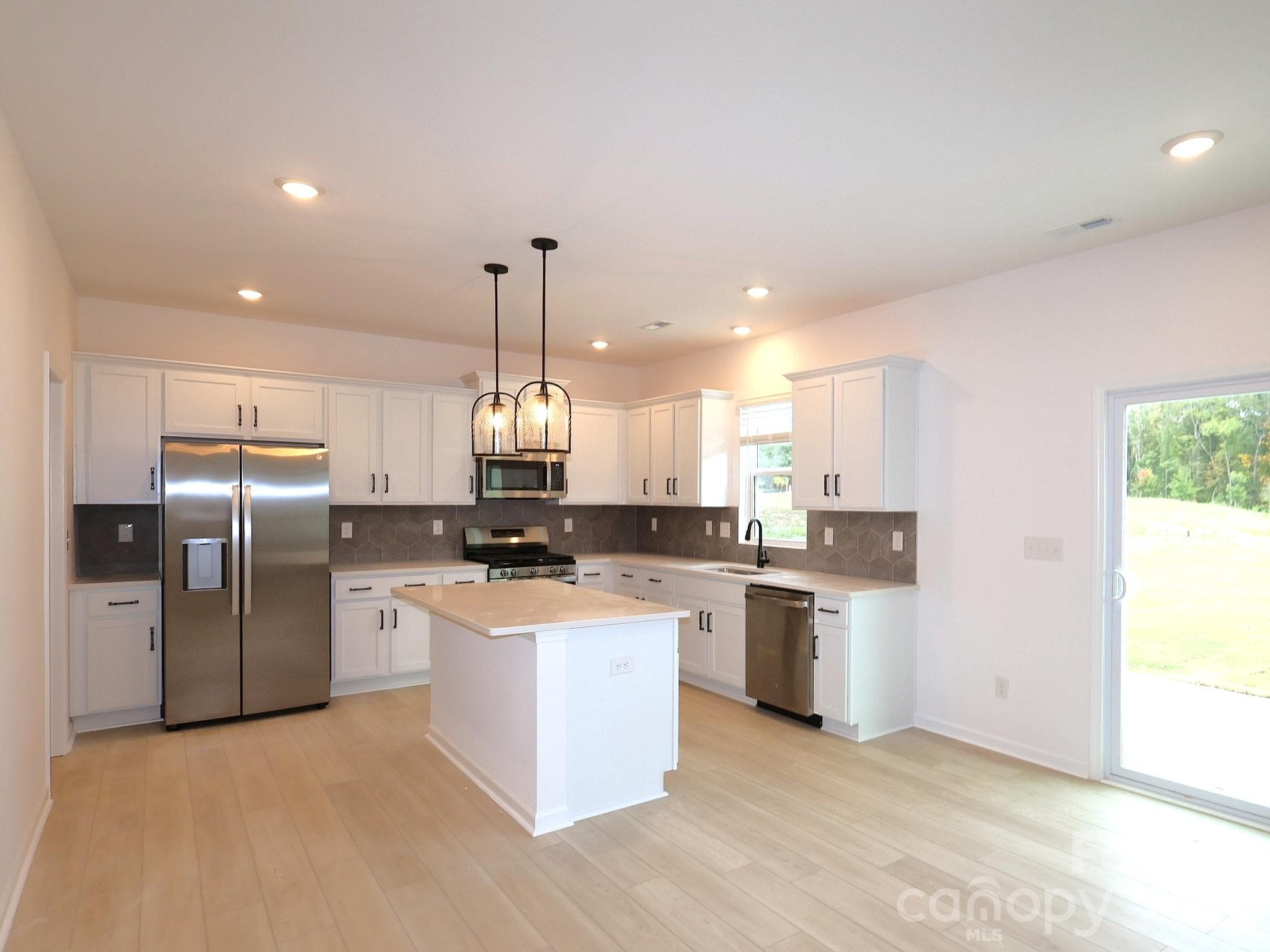 Kitchen - 636 Willoughby Park Drive, Monroe