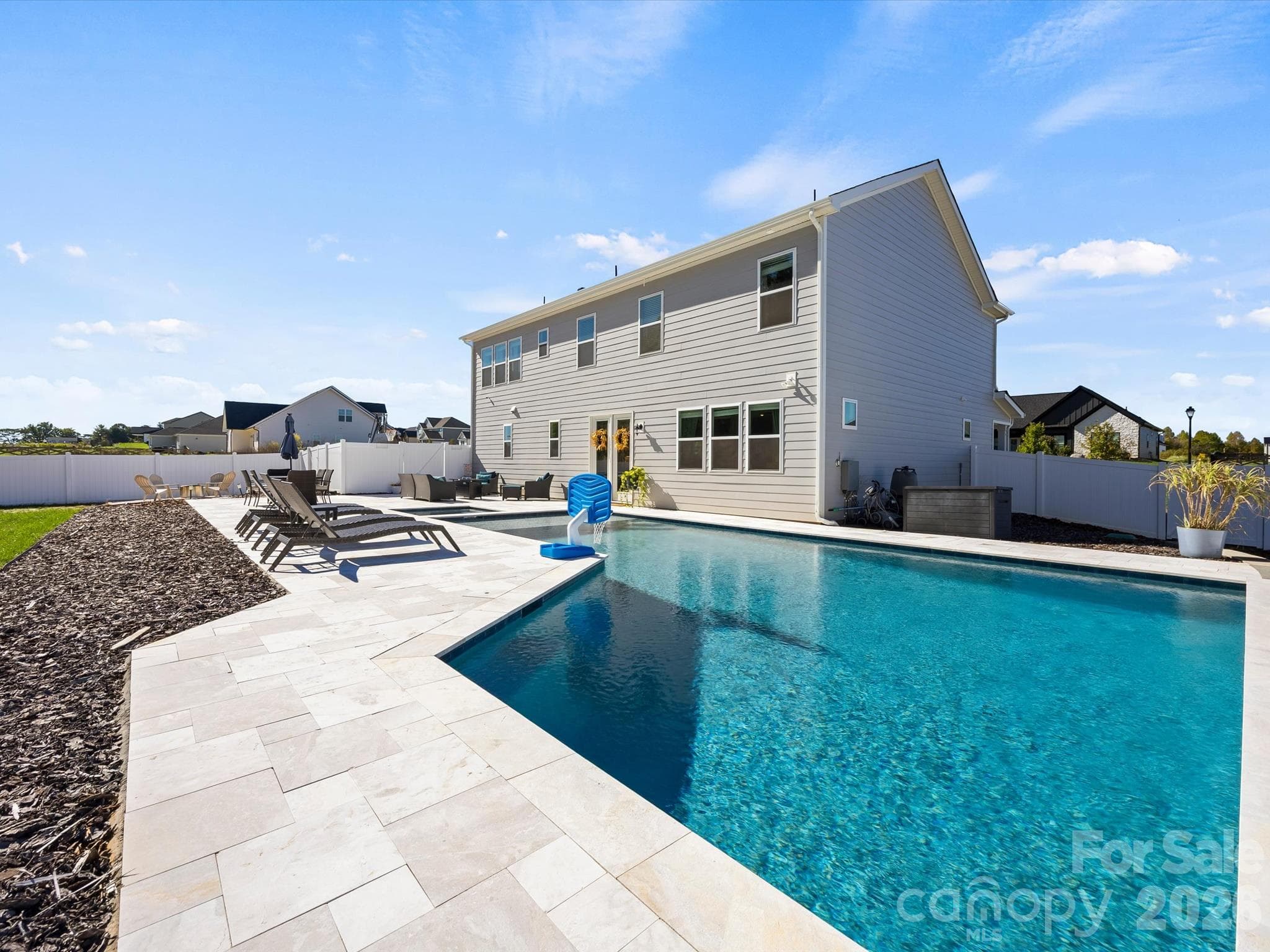 Travertine patio surrounds pool and spa - 1305 Coppergate Drive, Salisbury