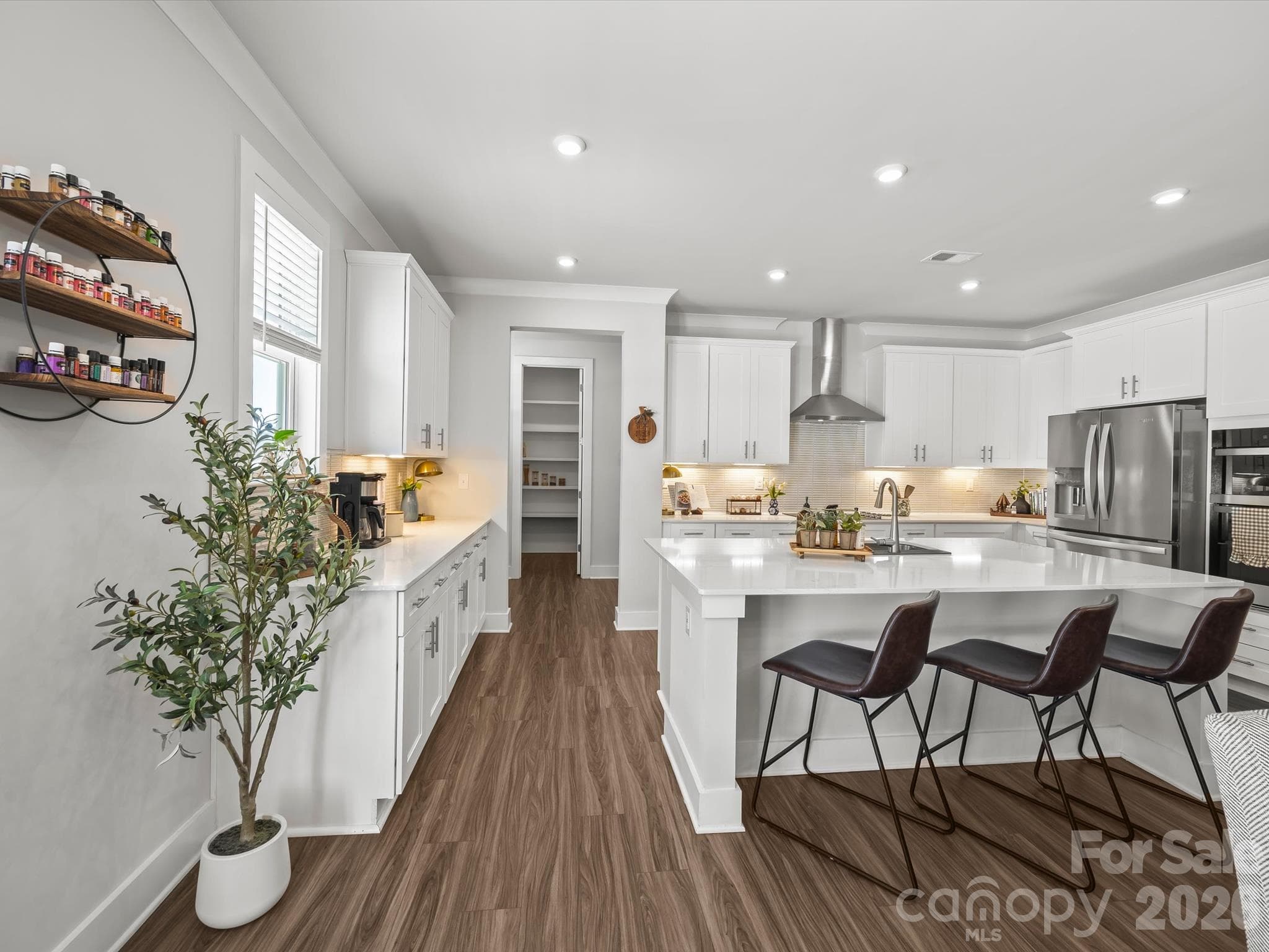 Large kitchen with island - 1305 Coppergate Drive, Salisbury