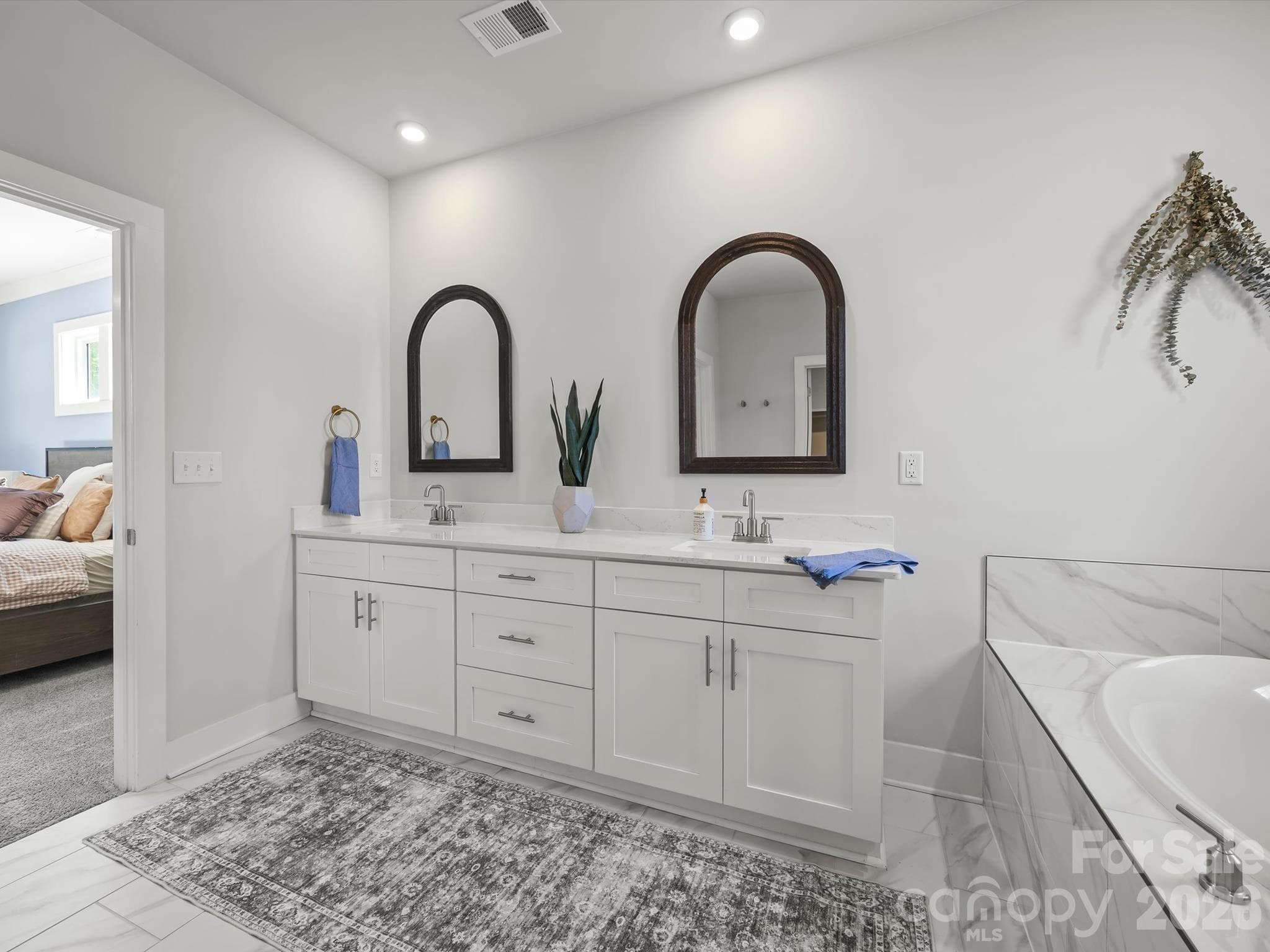 Double vanity, large soaking tub and upright shower - 1305 Coppergate Drive, Salisbury