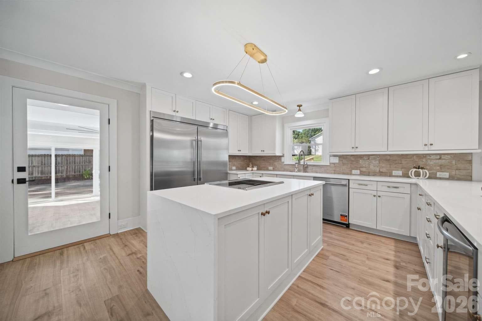Single Family Residence at 7301 Pine Lake Lane, Mint Hill, photo 4 of 44