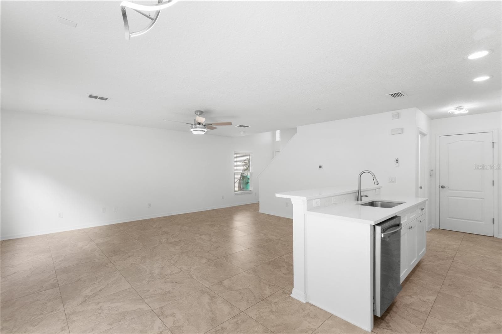 Single Family Residence at 1956 PORTCASTLE CIR, WINTER GARDEN, photo 9 of 31