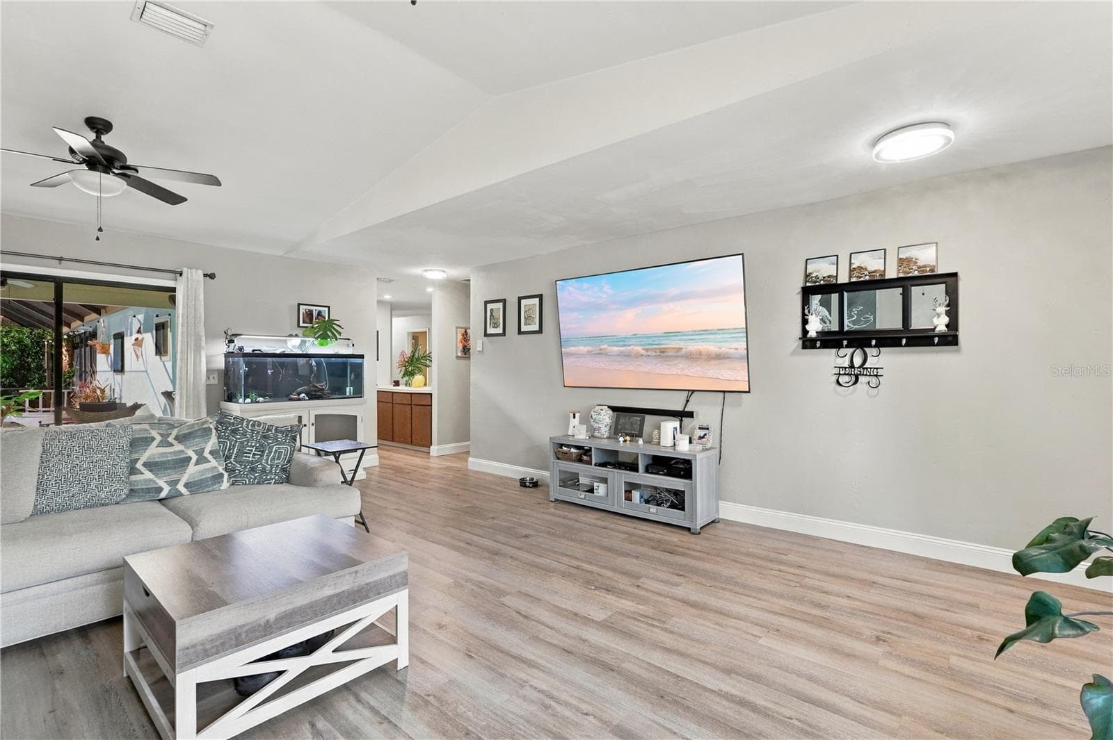 Living Room, Looking into the Kitchen/Breakfast Bar. - 92 FOSTER LN, PALM COAST