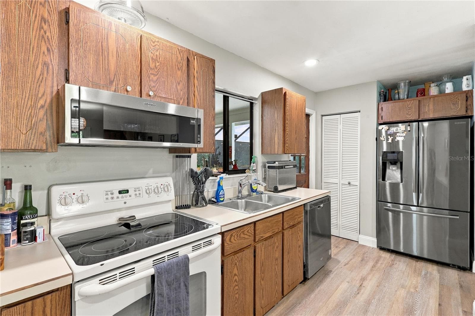 Kitchen, Closet Pantry, Stainless Steel Refrigerator, Dishwasher & Microwave. - 92 FOSTER LN, PALM COAST