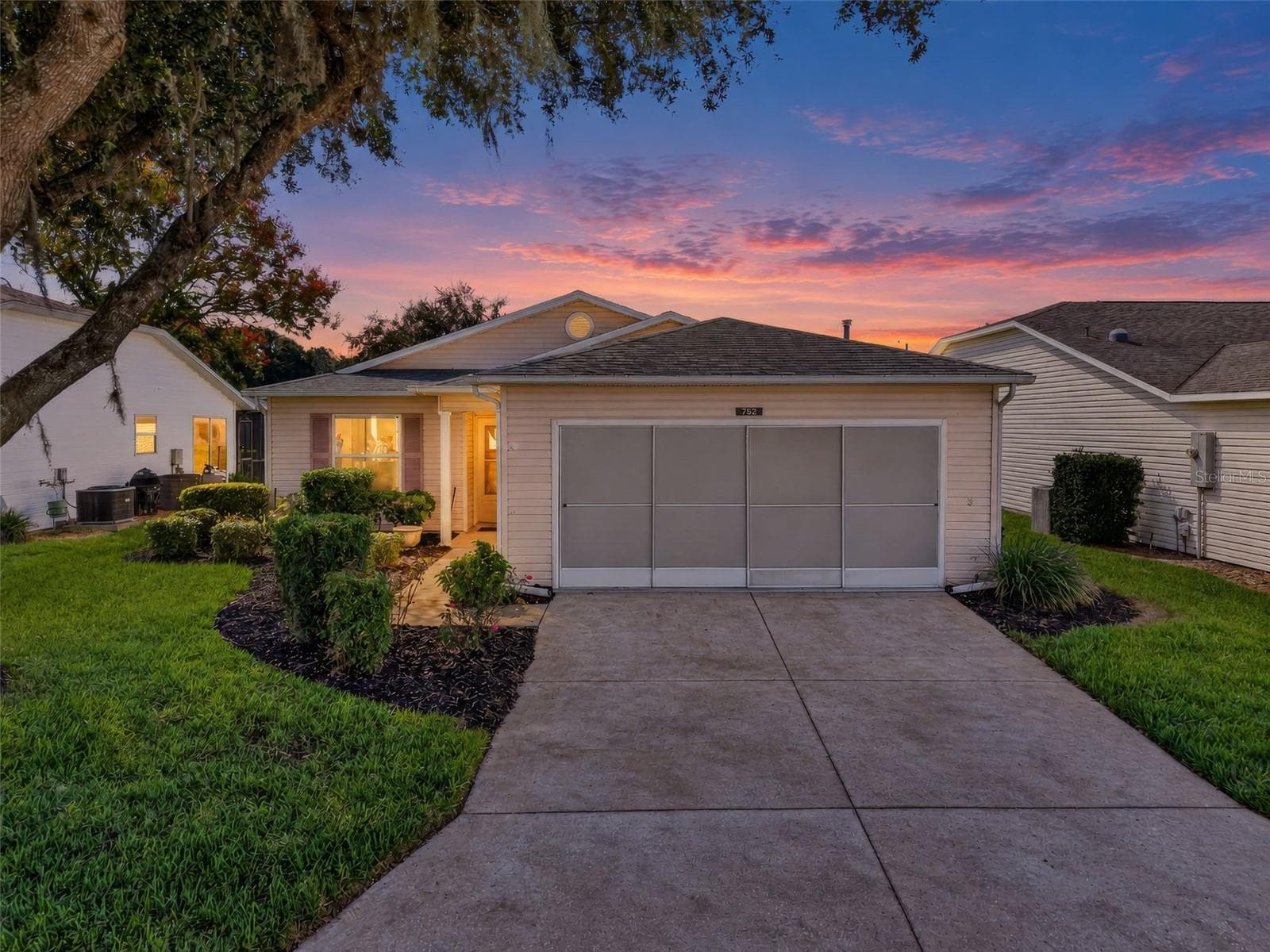 752 OLD OAKS LN