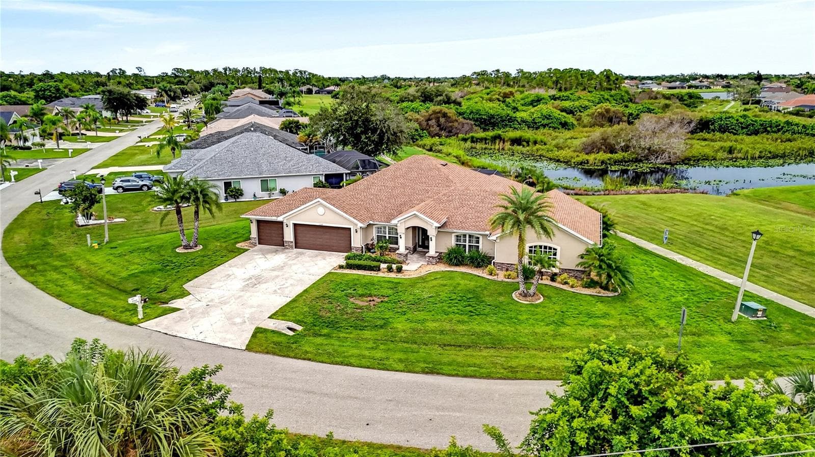 Single Family Residence at 13443 SW PEMBROKE CIR N, LAKE SUZY, photo 2 of 45
