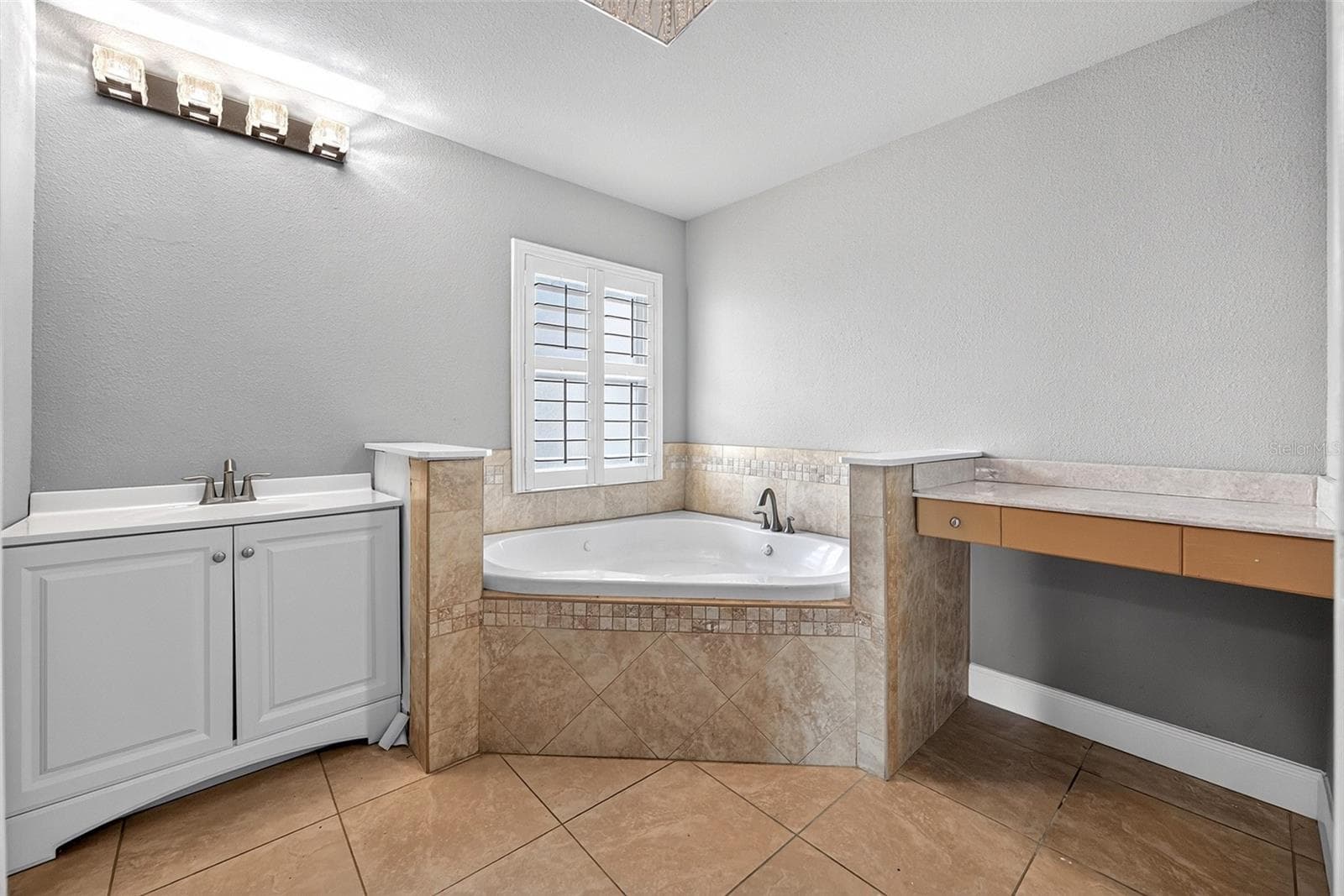 Single Family Residence at 13443 SW PEMBROKE CIR N, LAKE SUZY, photo 27 of 45