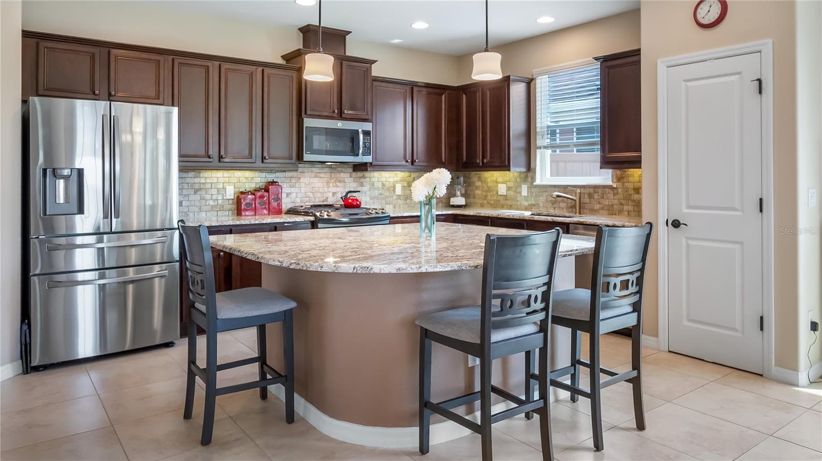 Single Family Residence at 110 BAYOU BEND RD, GROVELAND, photo 2 of 31