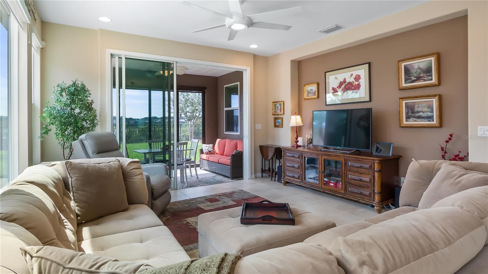 Single Family Residence at 110 BAYOU BEND RD, GROVELAND, photo 9 of 31