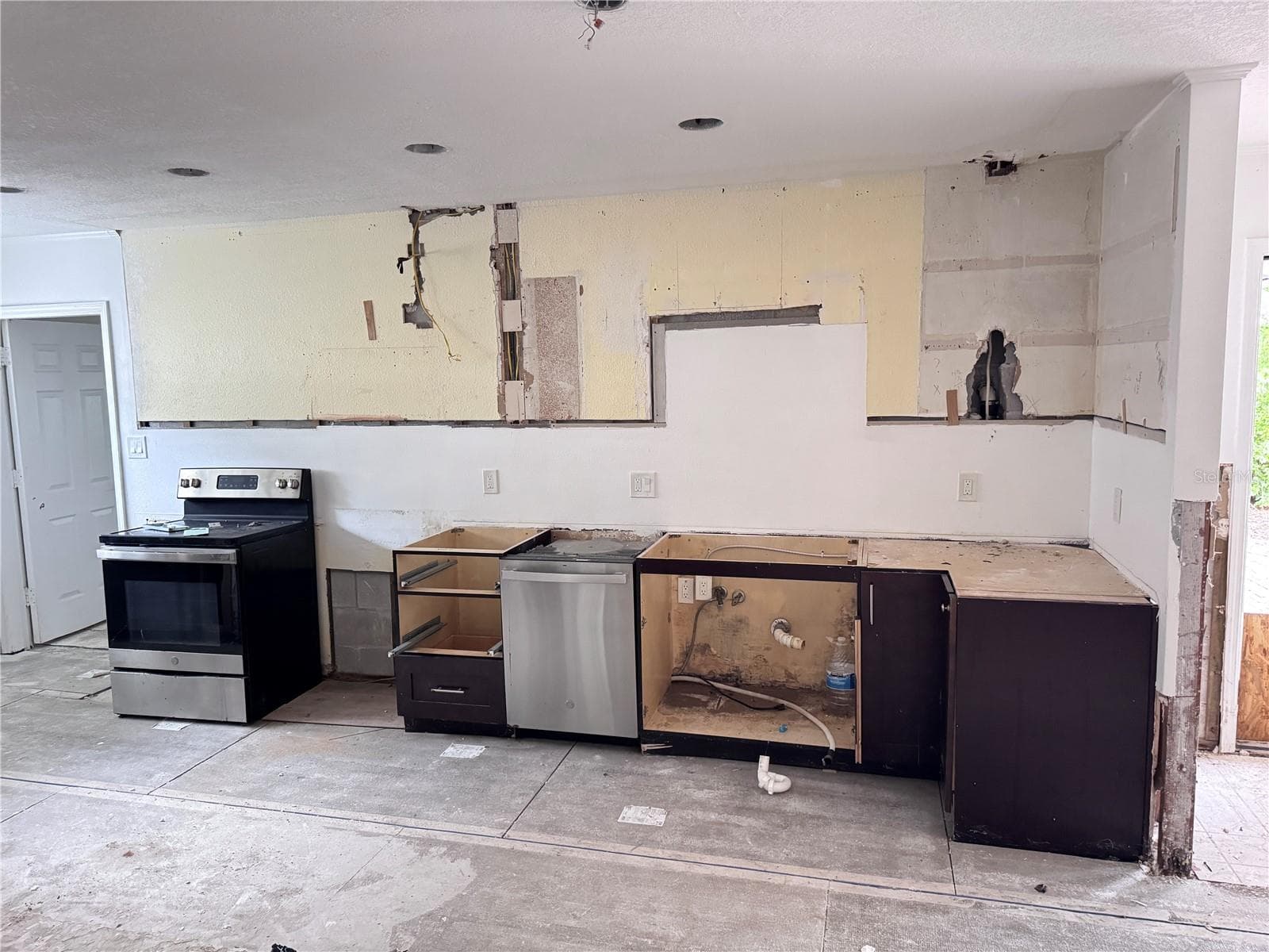 Single Family Residence at 3701 SHORE ACRES BLVD NE, ST PETERSBURG, photo 10 of 36