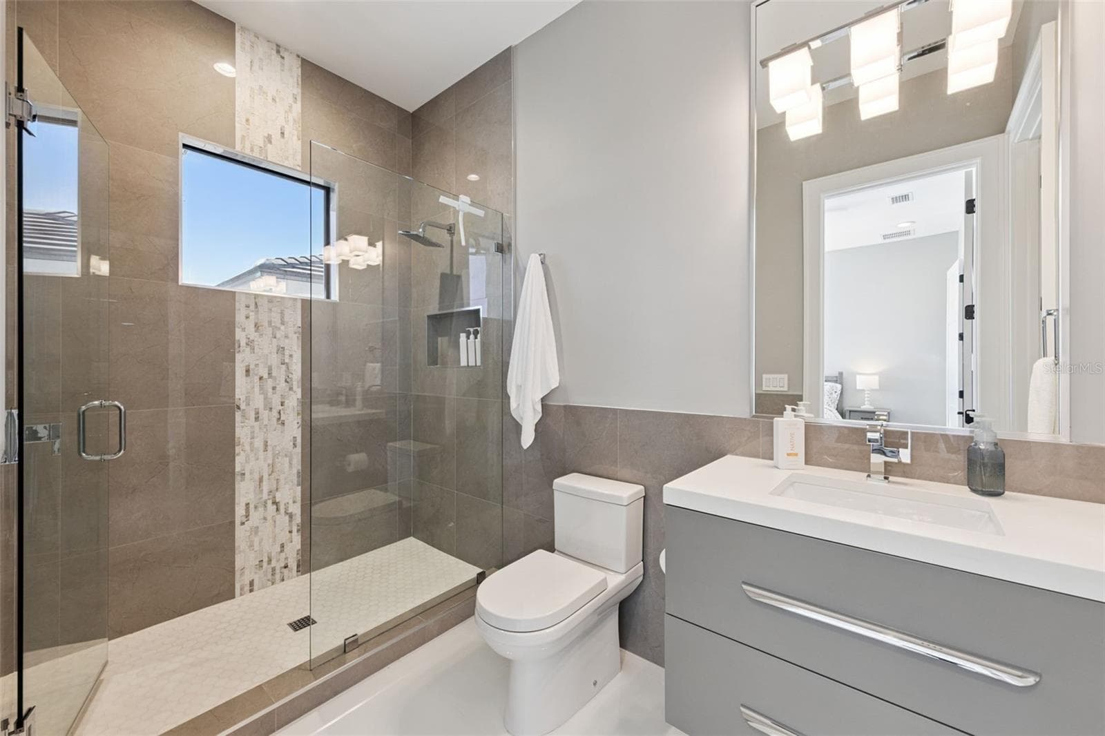 Bedroom #3 en-suite bathroom - 16101 VETTA DR, MONTVERDE