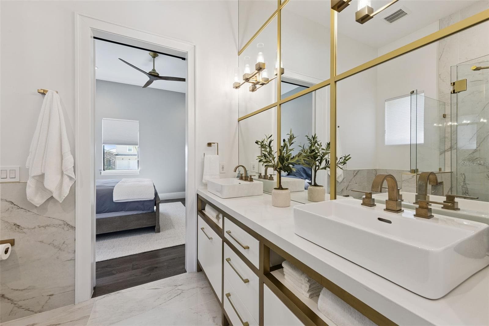 Bathroom in between bedroom #5 & bedroom #6 - 16101 VETTA DR, MONTVERDE