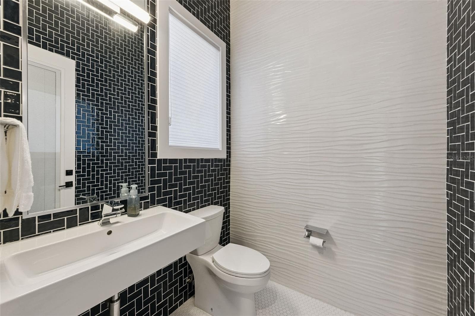 Half bathroom downstairs - 16101 VETTA DR, MONTVERDE