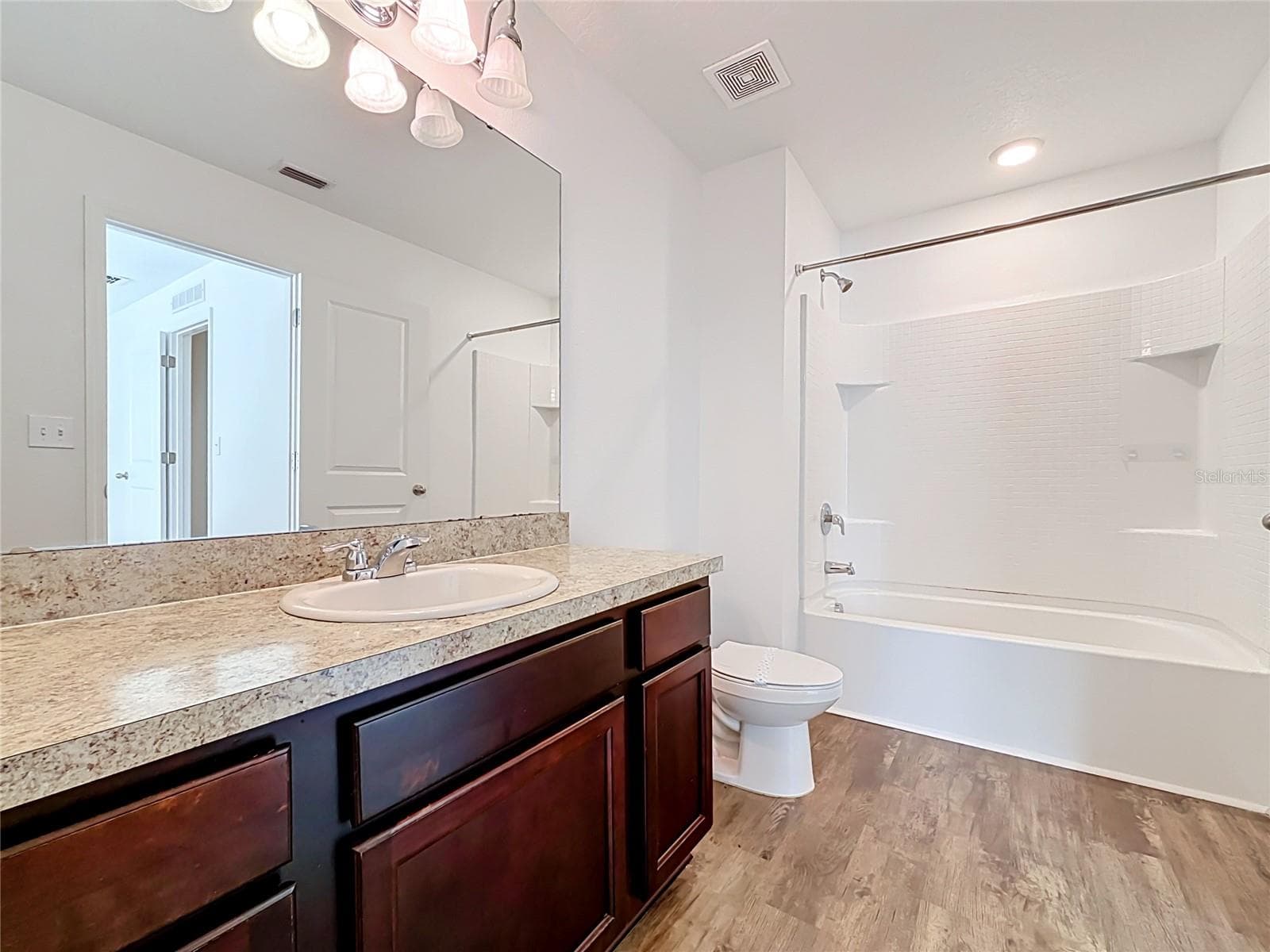 Main Bedroom Suite Bath - 811 GRANDIN ST, DAVENPORT
