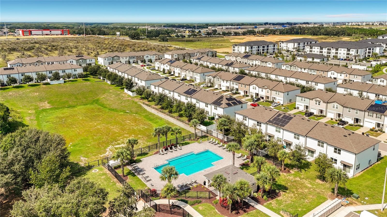 Community pool walking distance - 811 GRANDIN ST, DAVENPORT