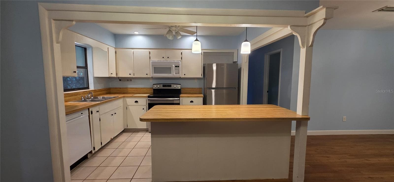 Single Family Residence at 17451 SOUTHSIDE CT, HIGH SPRINGS, photo 4 of 19