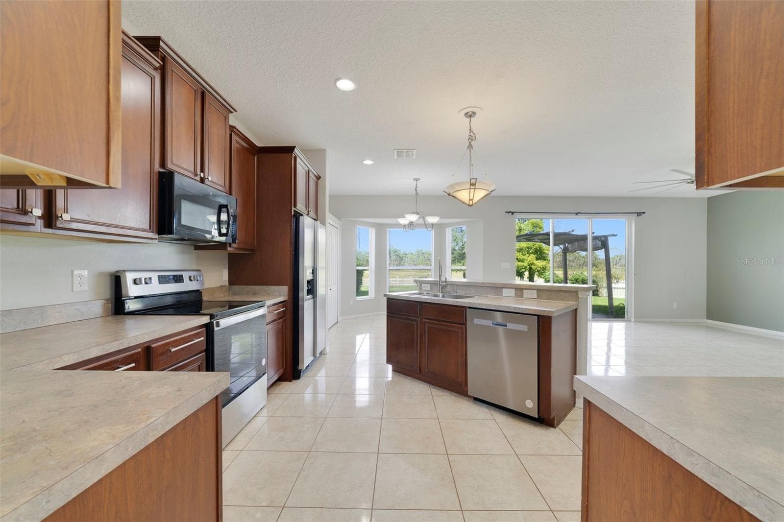 A center island with breakfast bar offers plenty of room for meal preparation and gathering. - 1557 AMARYLLIS CIR, ORLANDO