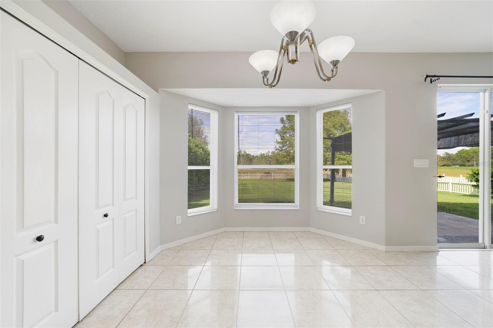 Stainless steel appliances and a SUNNY BREAKFAST NOOK with a bay window overlooking the backyard, complete this inviting space. - 1557 AMARYLLIS CIR, ORLANDO