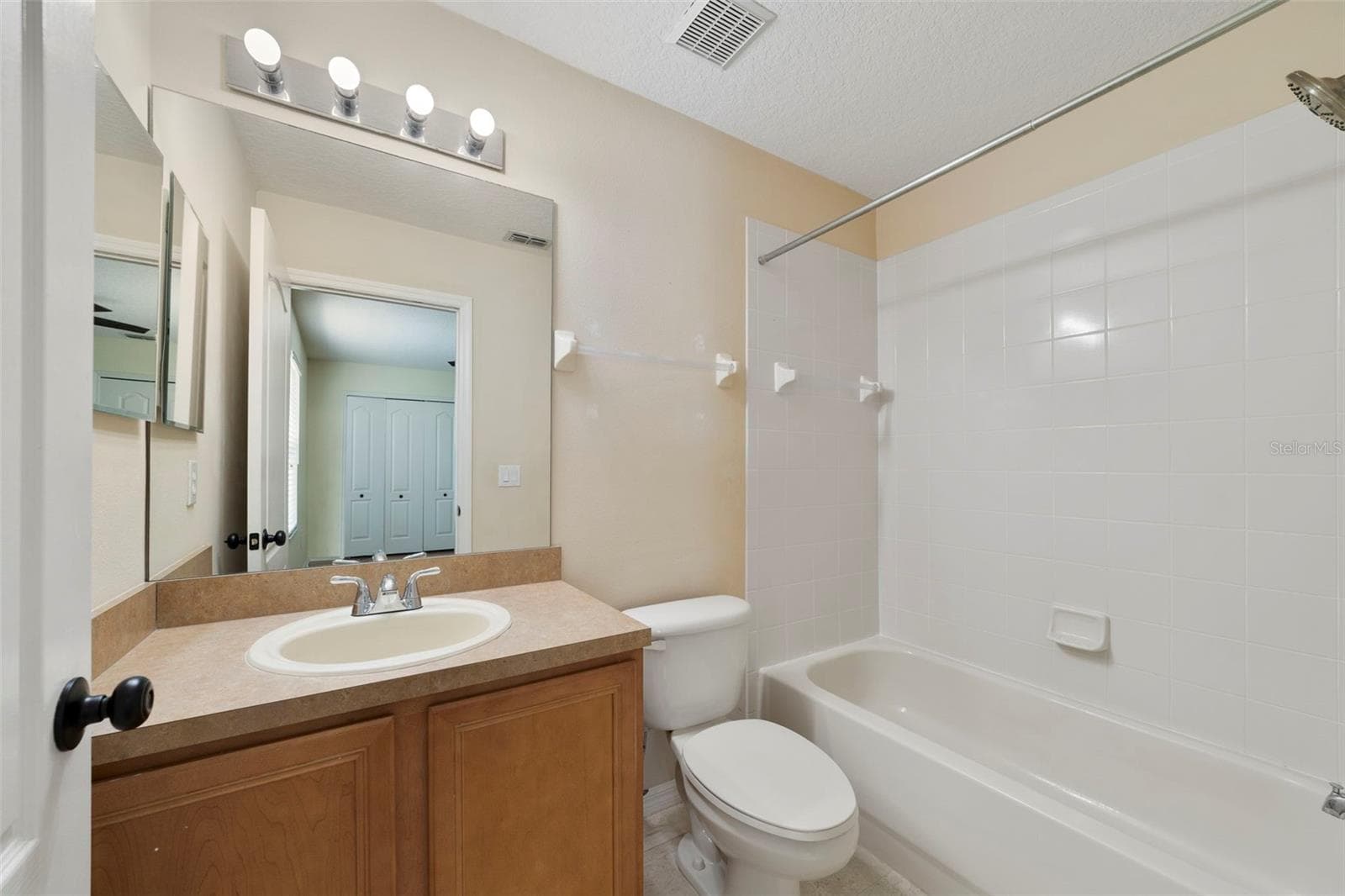 The en suite bath for Bedroom 2. - 1557 AMARYLLIS CIR, ORLANDO