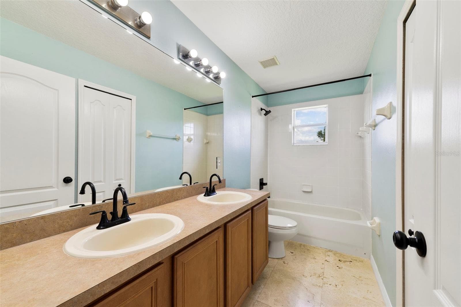 A third full Bath completes the upper level. - 1557 AMARYLLIS CIR, ORLANDO