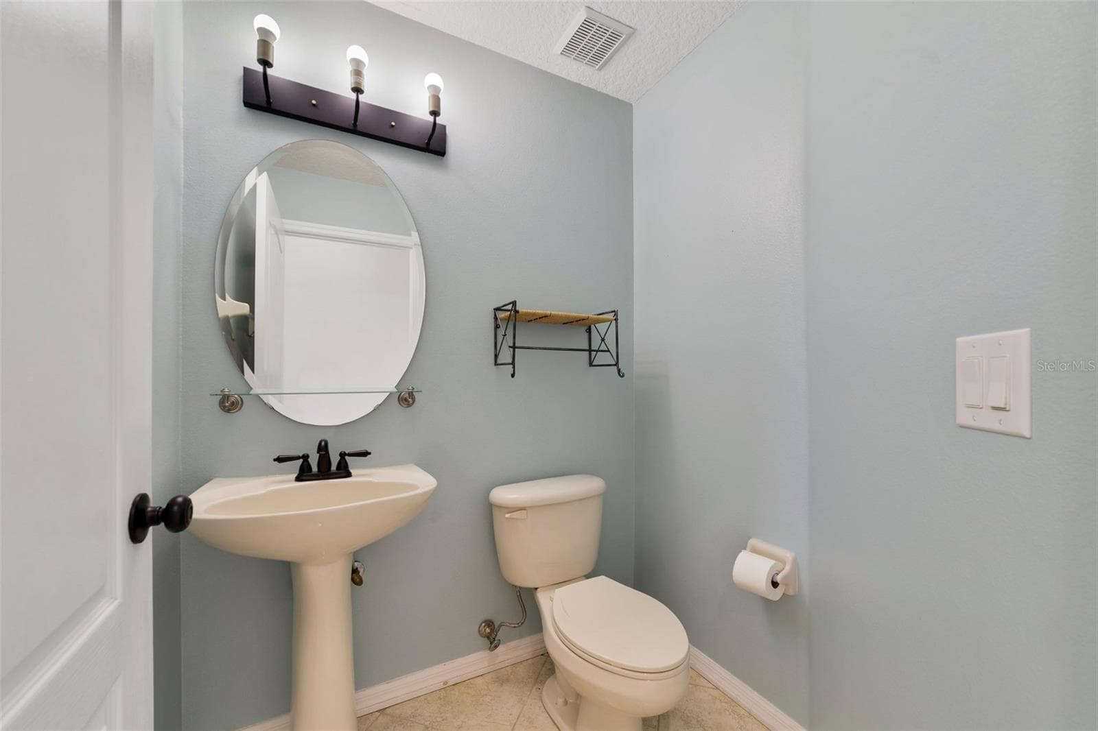 The first floor half Bath. - 1557 AMARYLLIS CIR, ORLANDO