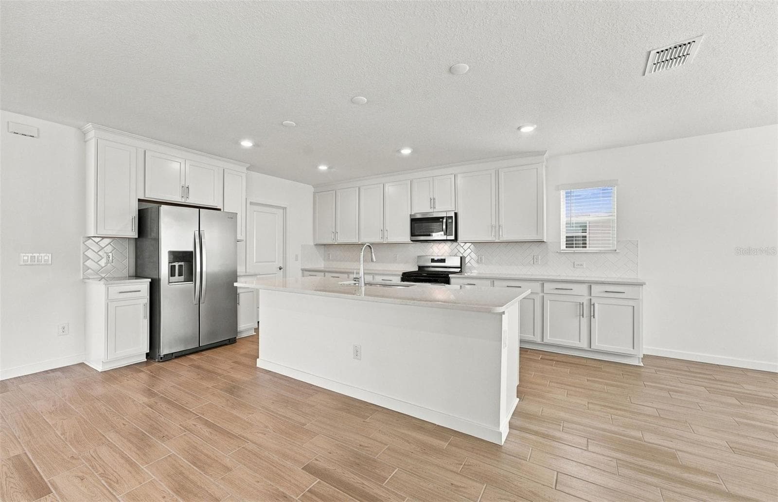 Stylish Kitchen - 33506 BARNEBROOK DR, WESLEY CHAPEL