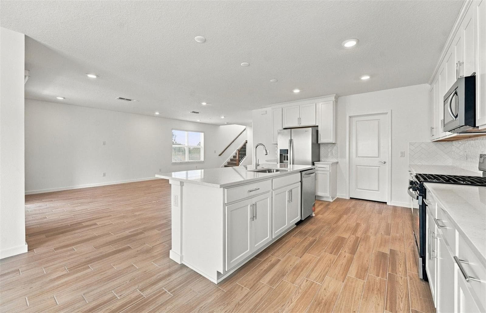 Large Center Island - 33506 BARNEBROOK DR, WESLEY CHAPEL