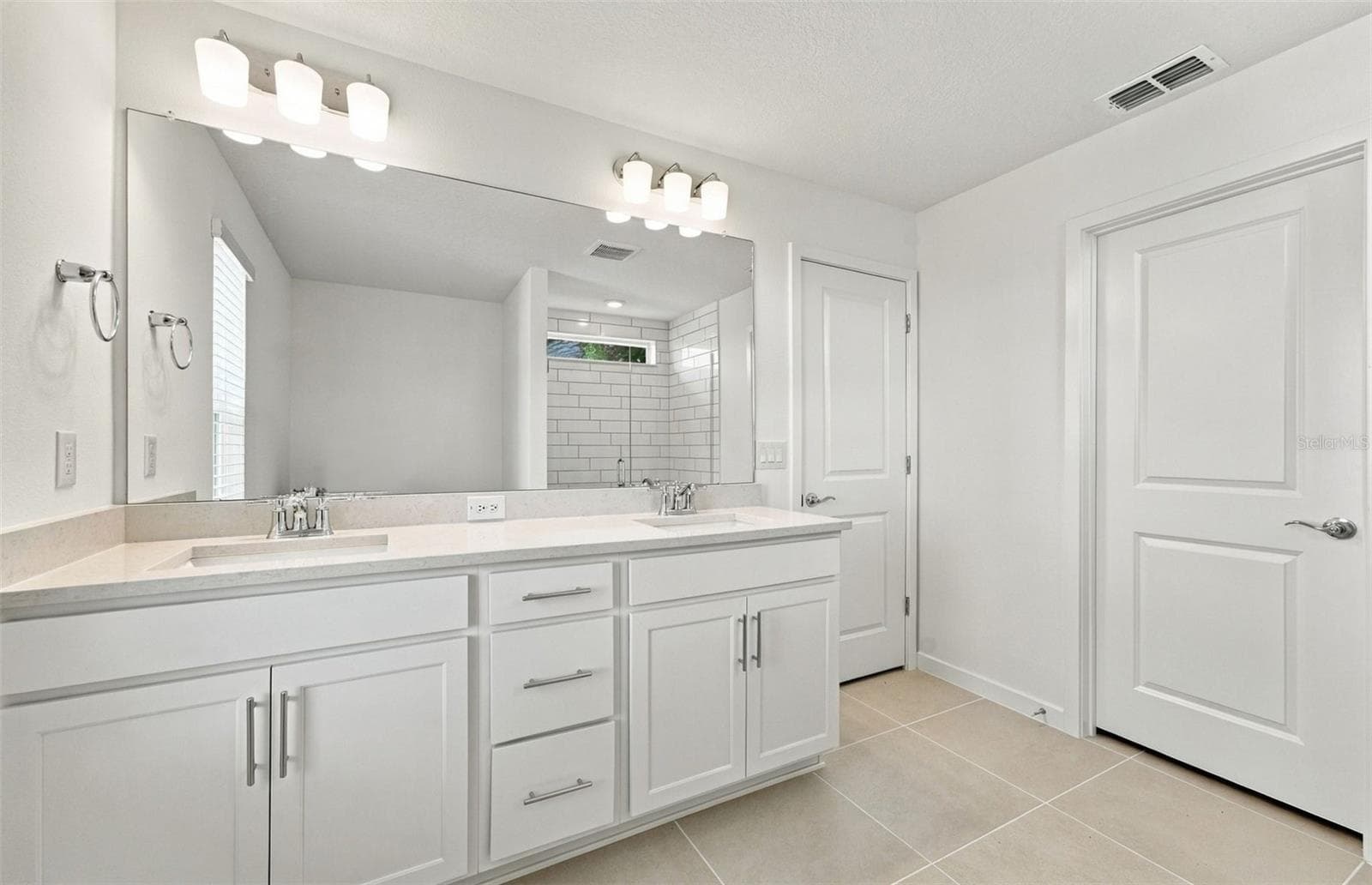 Owner's Bath w/Dual Sinks - 33506 BARNEBROOK DR, WESLEY CHAPEL