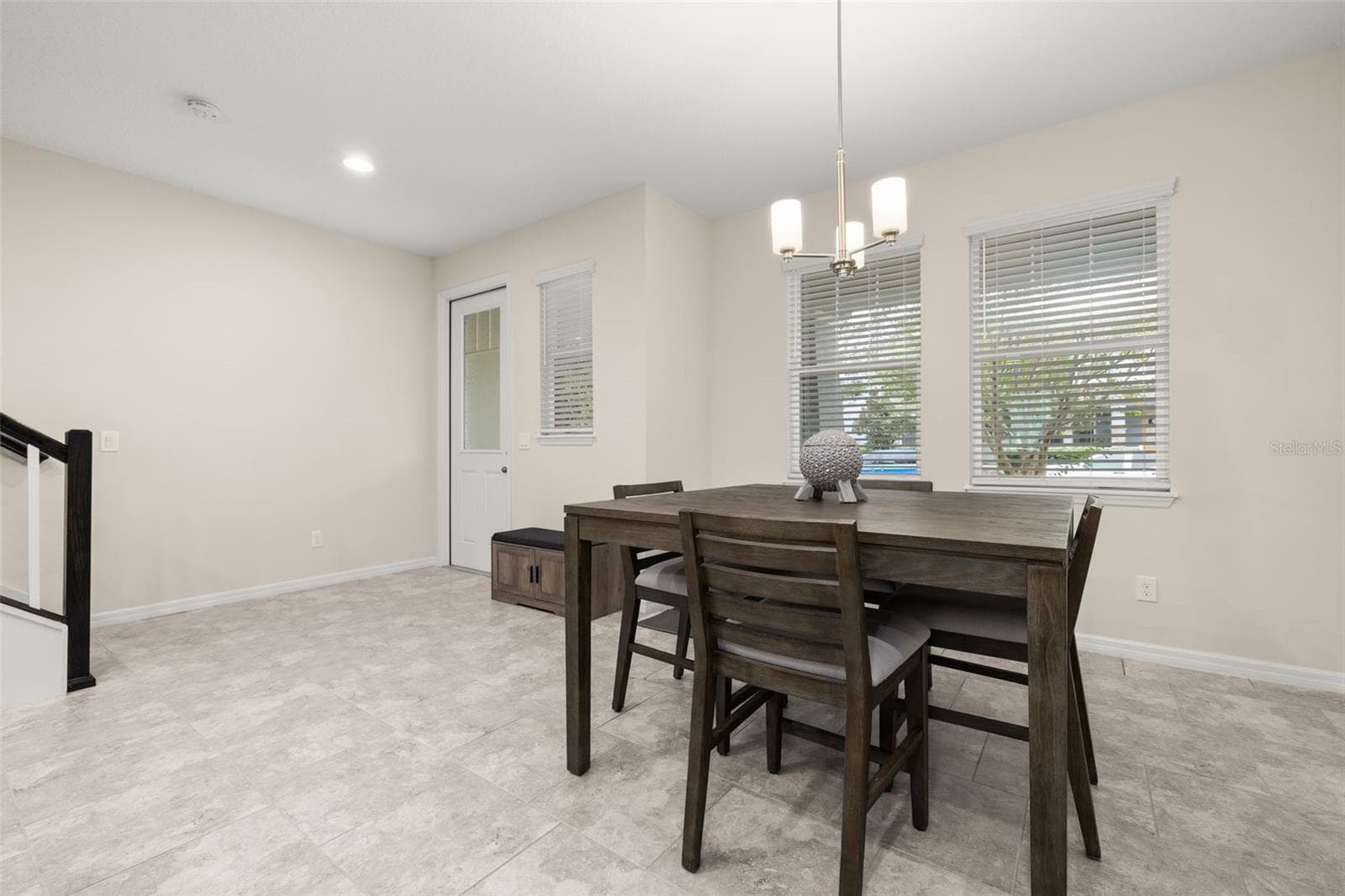 Large dining space next to the kitchen - 8067 GLENLLOYD AVE, WINTER GARDEN