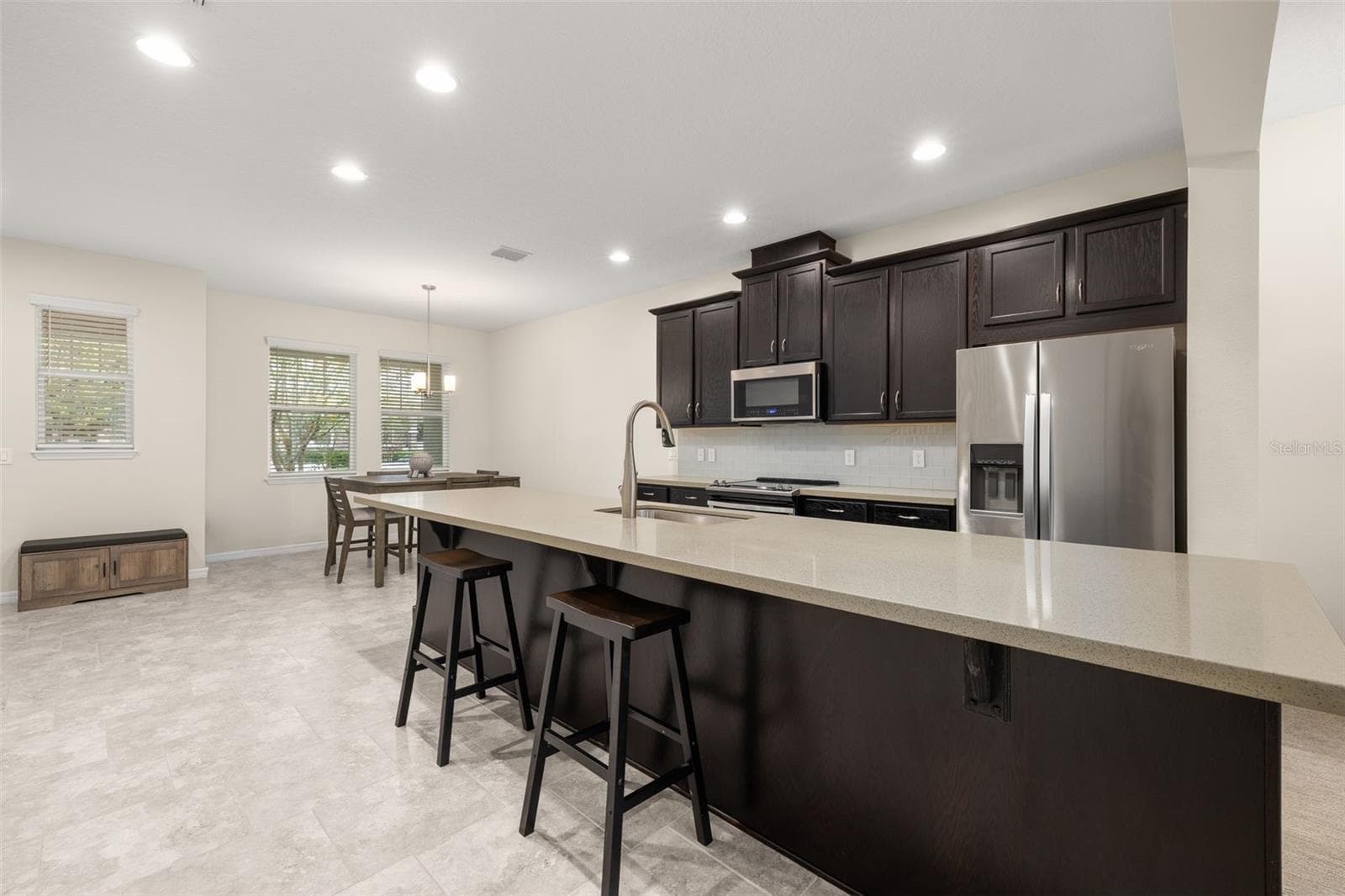 Massive kitchen island - 8067 GLENLLOYD AVE, WINTER GARDEN