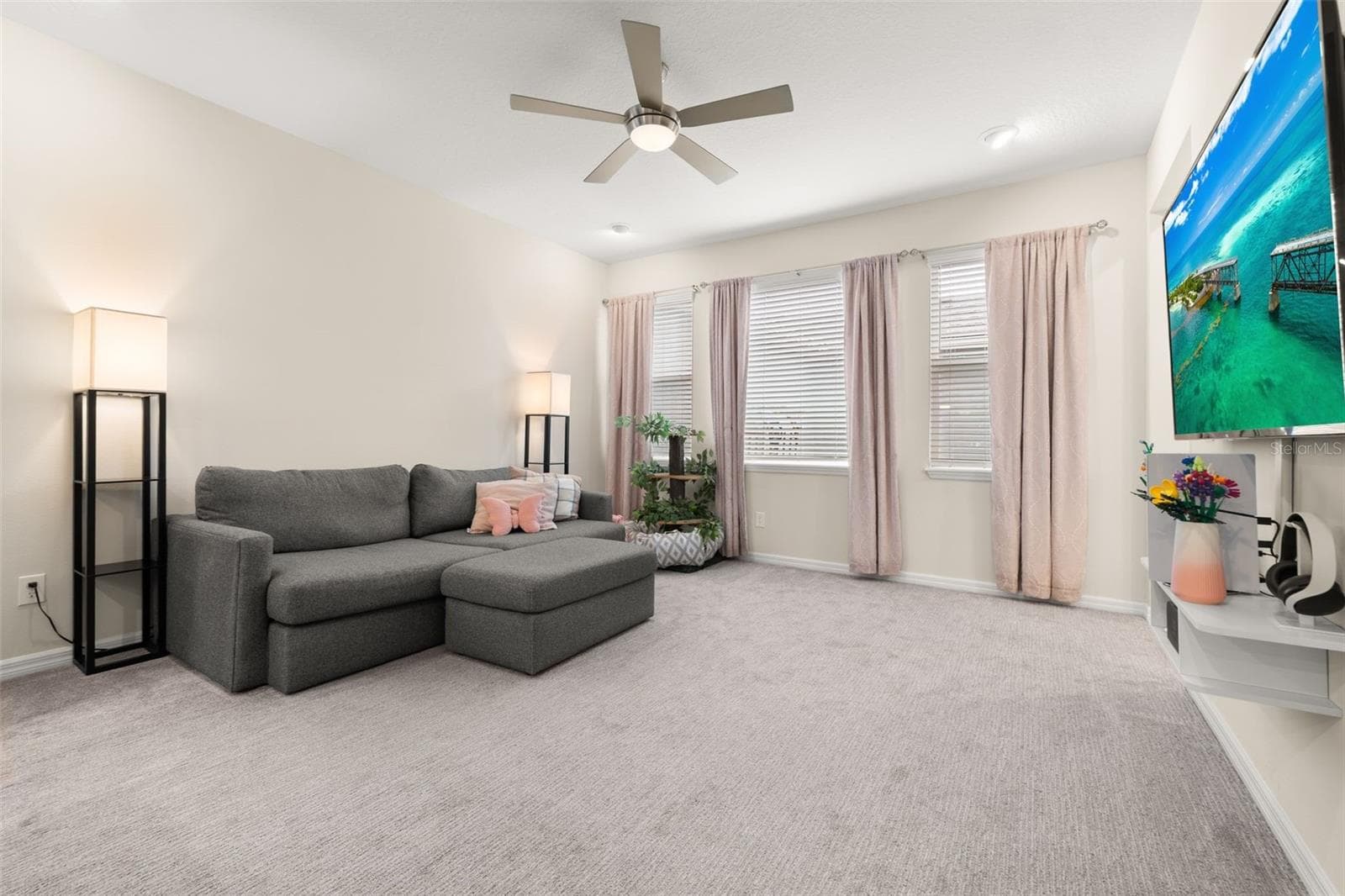 Living room on the other side of the kitchen - 8067 GLENLLOYD AVE, WINTER GARDEN