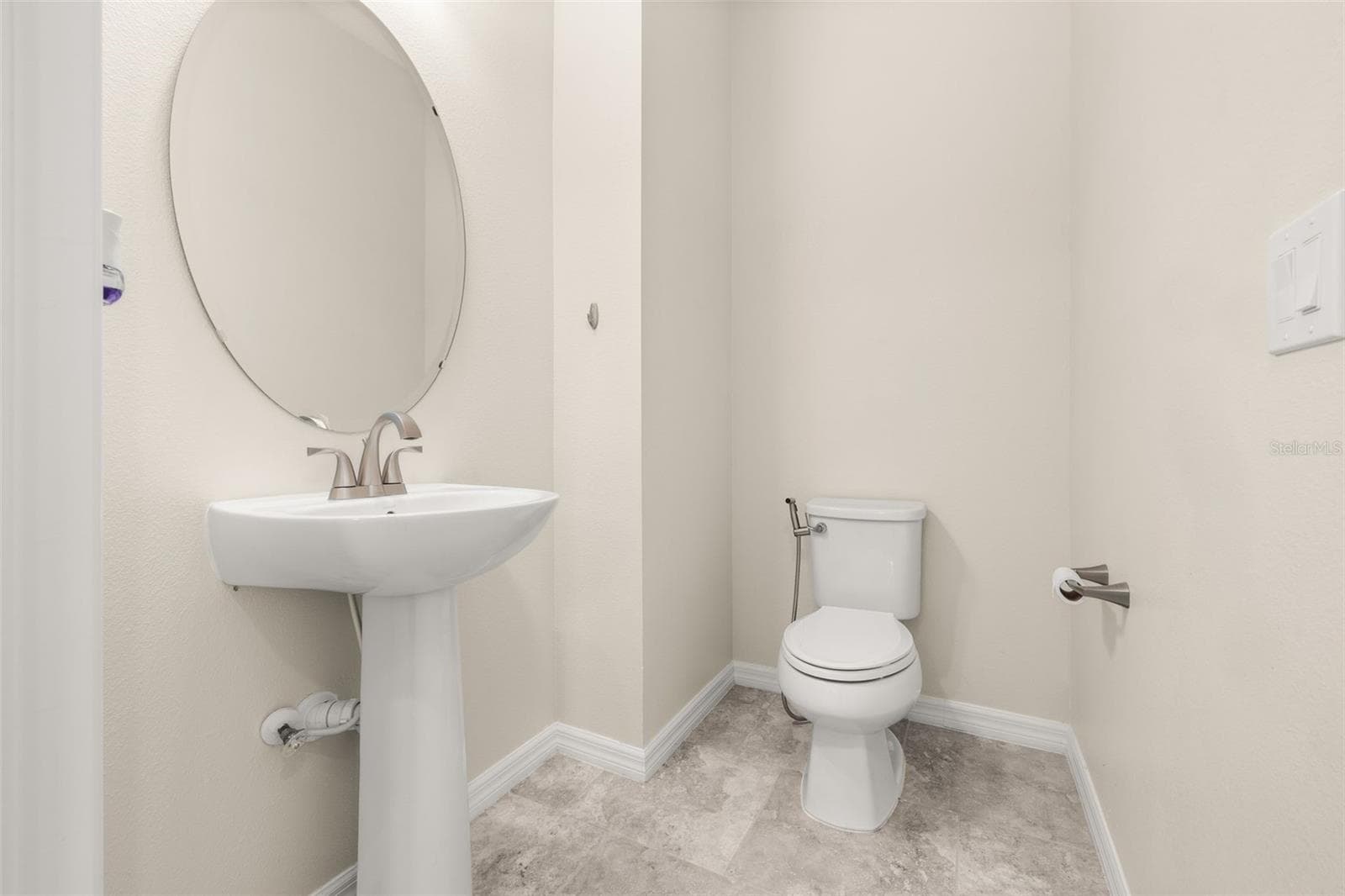 Half bathroom tucked behind the wall of the living room - 8067 GLENLLOYD AVE, WINTER GARDEN