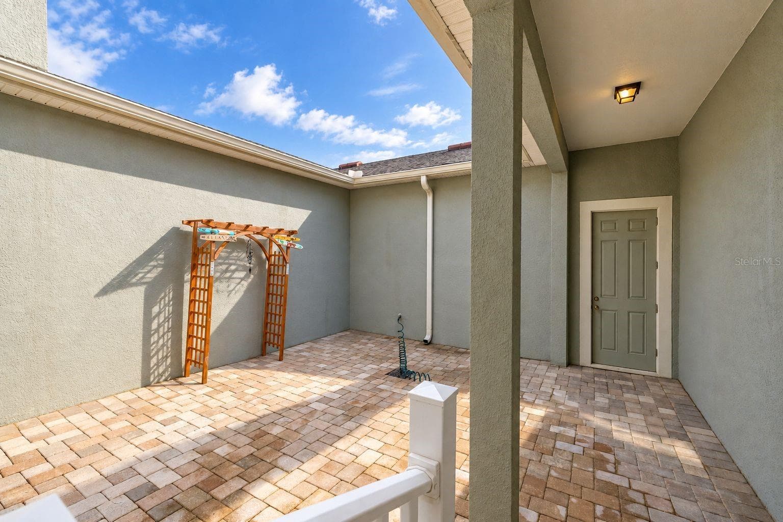House and garage connected by a covered walkway - 8067 GLENLLOYD AVE, WINTER GARDEN
