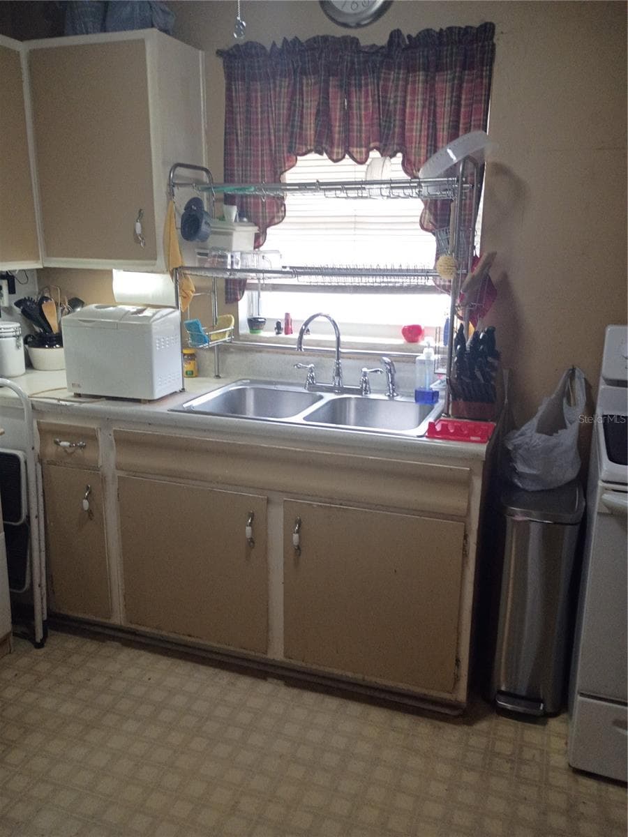 Kitchen - 7017 TAMARACK DR, TAMPA