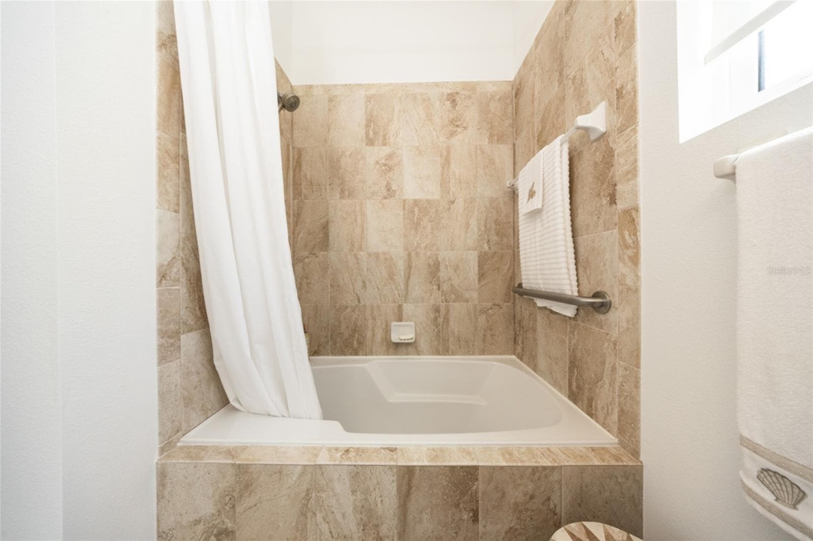Guest Bathroom Tub - 3245 BAILEY ANN DR, ORMOND BEACH