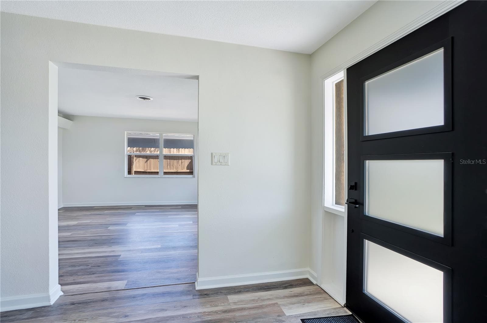 Foyer leading to the living room - 4415 HAYLOCK DR, ORLANDO
