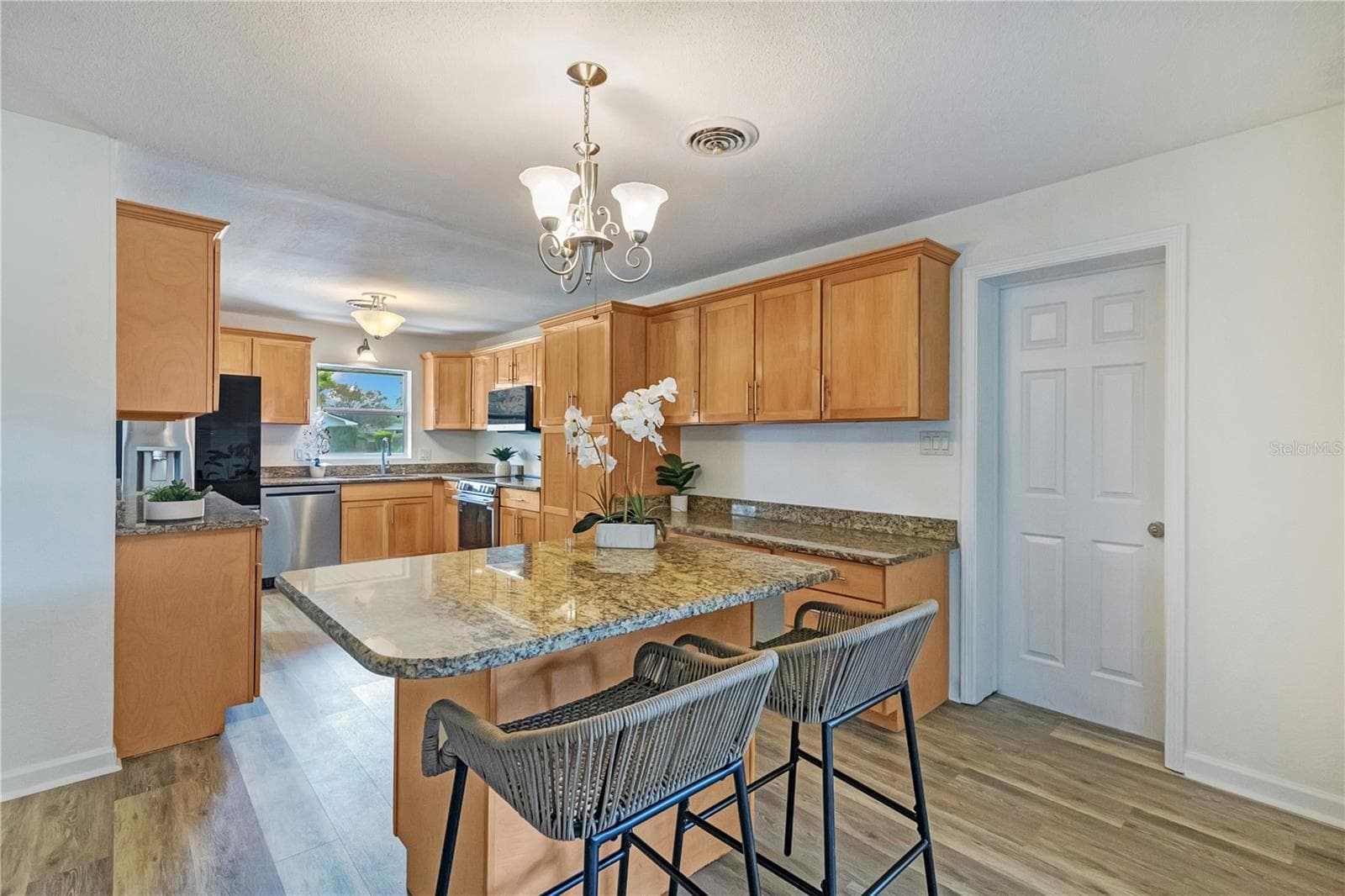 Kitchen with island. - 4415 HAYLOCK DR, ORLANDO