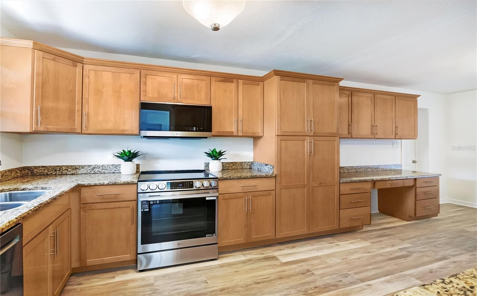 Kitchen with built-in desk area. - 4415 HAYLOCK DR, ORLANDO