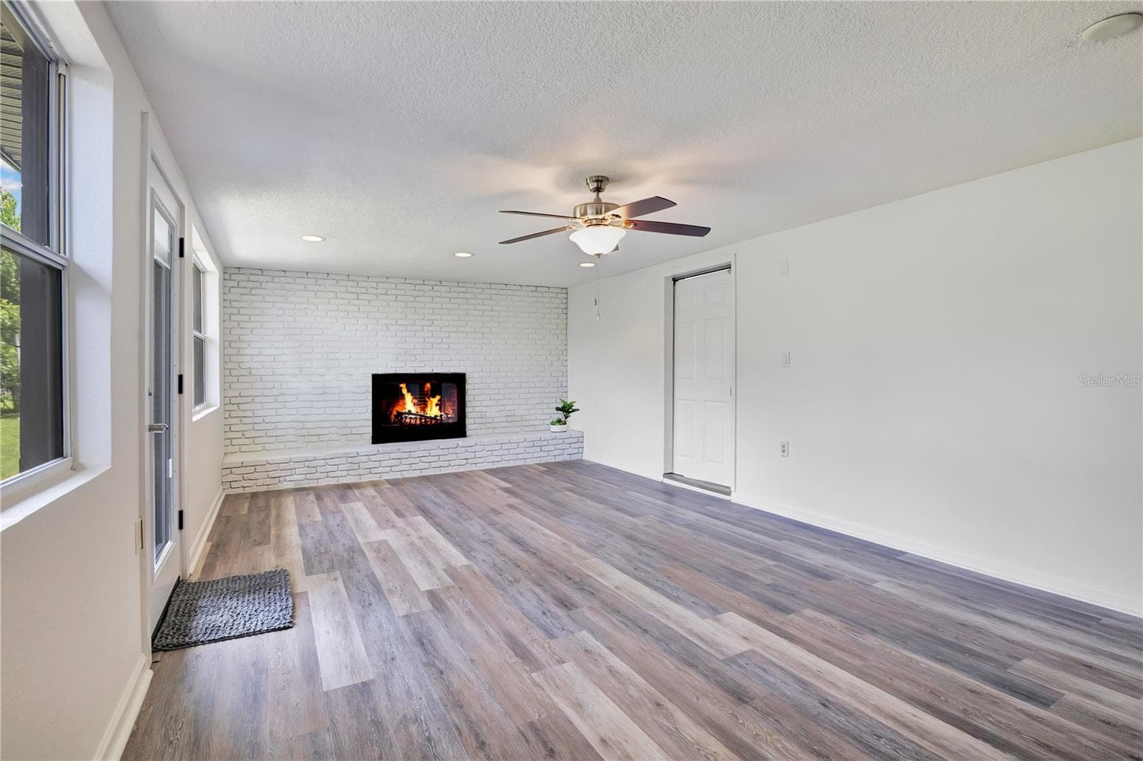 Family room with wood-burning fireplace - 4415 HAYLOCK DR, ORLANDO