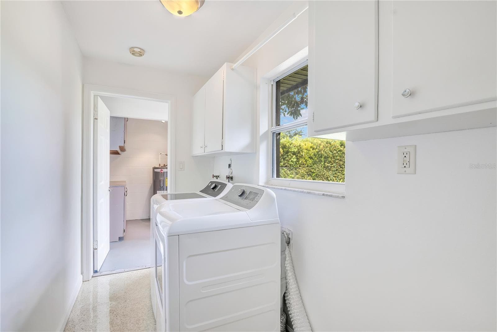 Indoor laundry room leading to workshop in garage - 4415 HAYLOCK DR, ORLANDO