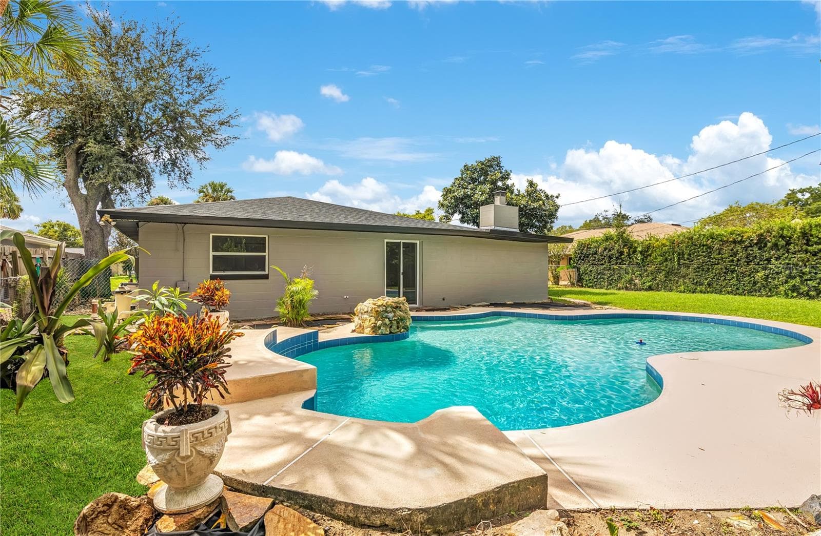 Pool with stone water-feature - 4415 HAYLOCK DR, ORLANDO