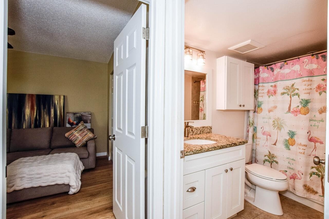 Guest Bathroom - 433 CERROMAR LN #541, VENICE